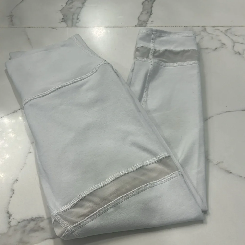 Alo‎ Yoga Crisp White High Waist Capri Leggings. Size S